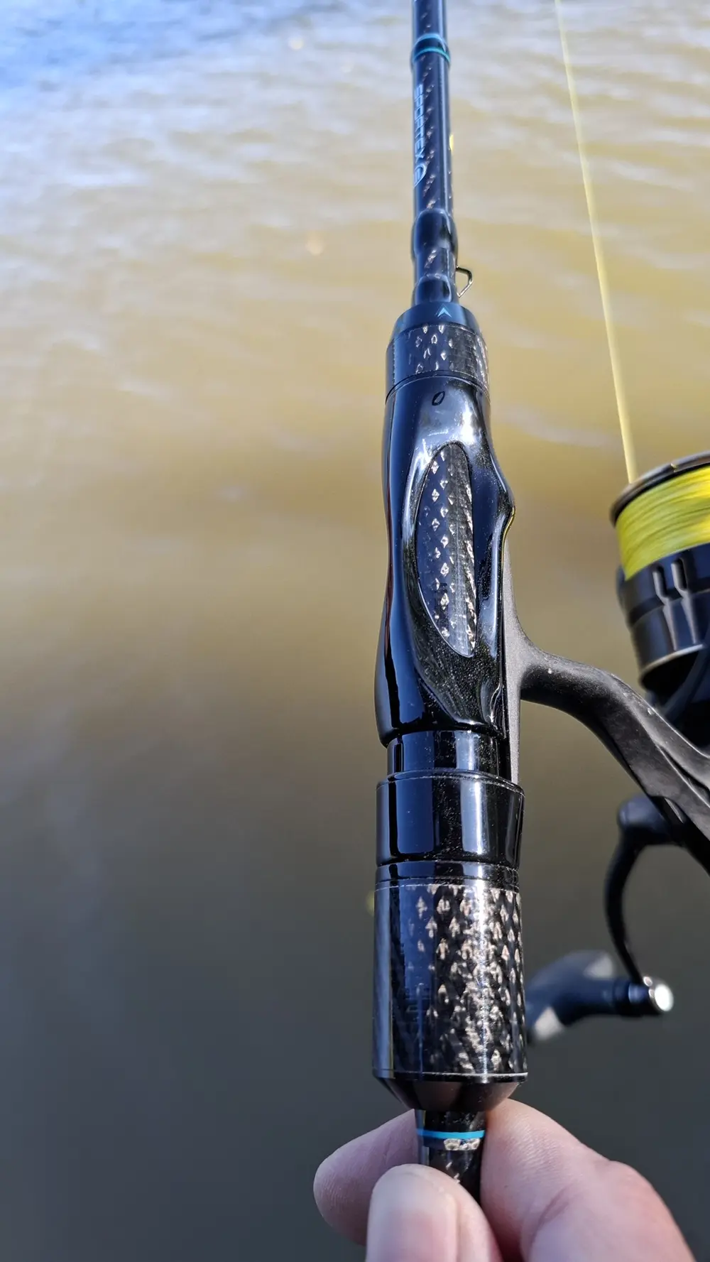 Ergonomické lakované sedlo navijáku FUJI TVS na prutu Black Arrow G4