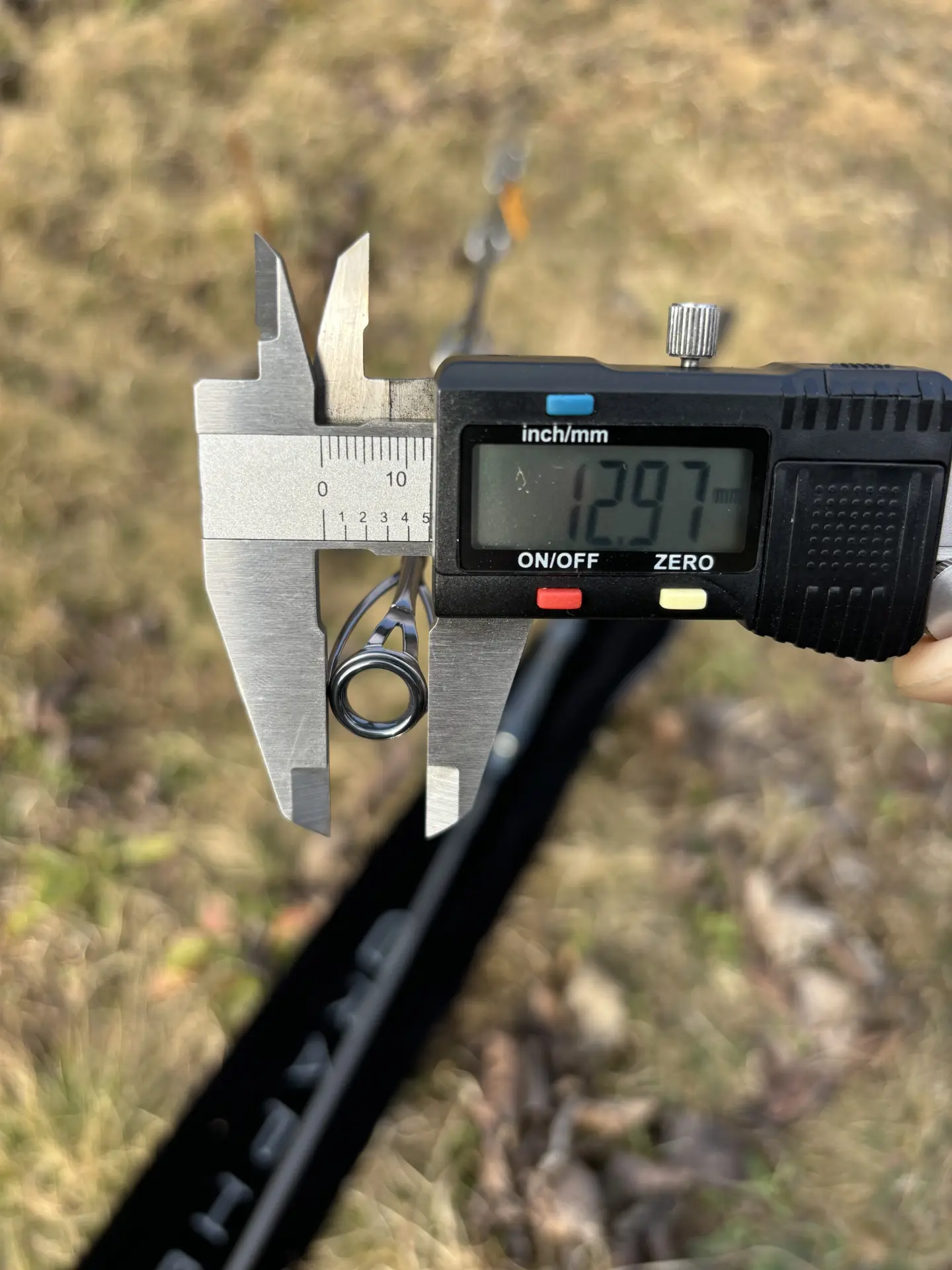 Kontrola velikosti koncov�ho o�ka prutu Graphenon CS-2 digit�ln�m m��idlem