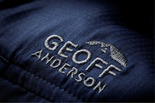 Geoff Anderson Ezmar Light logo na hrudi