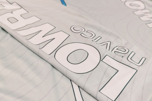 Dres SPORTS s kapuc�ou a dlouh�m ruk�vem