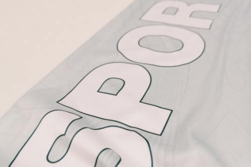 Dres SPORTS s kapuc�ou a dlouh�m ruk�vem