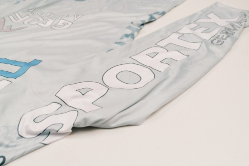 Dres SPORTS s kapuc�ou a dlouh�m ruk�vem