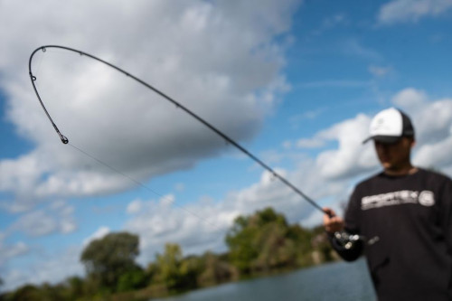 Ohyb prutu SPORTEX Nova RS-3 Baitcast p�i zdol�v�n� ryby